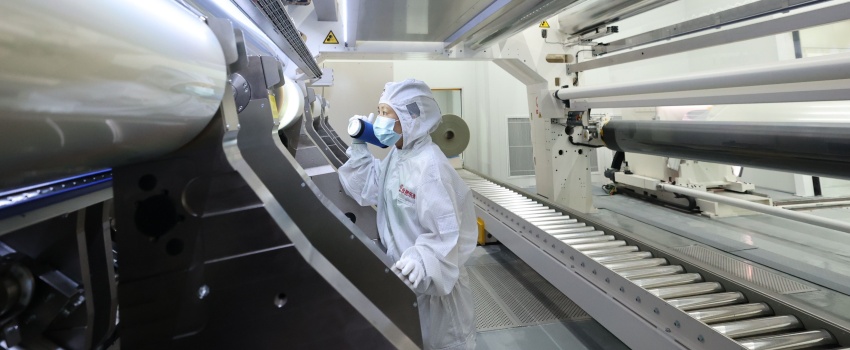 技術(shù)攻堅(jiān)結(jié)碩果！合肥樂凱成功下線超寬幅超薄高端光學(xué)聚酯薄膜